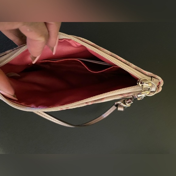 ❌❌ SOLD ❌❌ Coach light khaki and gold Wristlet NWT never worn, tag attached - Picture 4 of 6